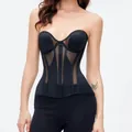 Dettaglio di un corsetto in rete nera con stecche e inserti trasparenti a strisce. - Taglia S / Top / Nero