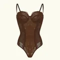 Body élégant en dentelle marron foncé avec bonnets à armatures et fines bretelles. - S / Hauts / Café