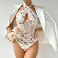 Detaillierte Nahaufnahme eines sexy Neckholder-Bodys aus floraler Spitze mit Mesh-Korsetttaille - XS / Body (2404092) / Beige Blumenmuster
