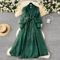 Vue détaillée de l'élégante robe en dentelle vert émeraude de style français - Vert