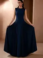 Detailopname van een elegante marineblauwe geplooide avondjurk voor alle feesten. - S / Dresses / Marineblauw