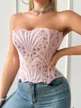Primo piano di un top a corsetto in pizzo rosa con intricato motivo traforato stile palazzo - Taglia S / Top / Rosa