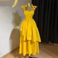 Vue détaillée d'une robe d'été jaune mi-longue avec bretelles à nœud et volant - S / Robes / Jaune