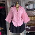 Detalle de una camisa rosa con mangas de murciélago, cuello de solapa y botones delanteros - S / Tops / Rosa