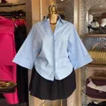 Vista de detalle de una camisa azul claro con mangas murciélago y cuello de solapa - S / Tops / Azul claro