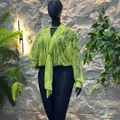Élégant chemisier en dentelle transparente vert citron avec décolleté en V et noeud - S / Hauts / Jaune-vert