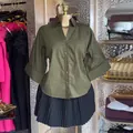Vue détaillée du chemisier pour femme vert olive avec col à revers et manches chauve-souris - Vert Militaire