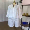 Elegant wit tweedelig setje met strass details op los shirt en vrijetijdsshorts - S / Boven- En Onderstuk / Wit