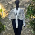 Élégant chemisier blanc en maille transparente et dentelle avec col en V pour femmes - S / Hauts / Blanc