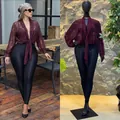 Ensemble chemise en dentelle bordeaux à col en V et leggings noirs taille haute - Bordeaux