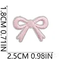 Detailansicht eines rosa bestickten Schleifen-Patches mit 1,8 cm x 2,5 cm Größenmarkierungen - Schleifenstil (X20YF-06-12) / Zartrosa