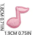 Detaillierte Makroansicht eines rosa bestickten Musiknoten-Aufnähers, Maße 1,9 x 1,8 cm - Musiknoten-Stil (X20YF-06-35) / Rosa