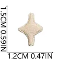 Detaillierte Makroansicht der Abmessungen eines kleinen cremefarbenen Stern-Stickaufnähers - Stern-Stil (X20YF-06-44) / Gebrochenes Weiß