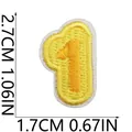 Makroansicht eines gelben bestickten Aufnähers mit der Nummer eins und weißem Rand - Zahl 1 Stil (X20YF-06-02) / Gelb