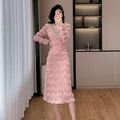 Robe midi rose élégante avec col en V, ornements en strass et tissu texturé chic - S / Robe-Midi / Rose