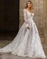 Elegantes langärmeliges Hochzeitskleid aus Spitze mit tiefem V-Ausschnitt und Stickereien - S / Kleider / Weiß