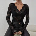 Top sexy in pizzo floreale nero a maniche lunghe con scollo a V smerlato - Taglia S / Top / Nero