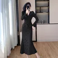 Elegantes schwarzes Spitzen-Set mit V-Ausschnitt, Glockenärmeln und Meerjungfrau-Rock - S / Oberteil Und Unterteil / Schwarz