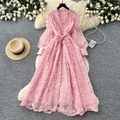 Vue détaillée de la robe en dentelle française rose avec broderie et manches lanterne. - S / Robes / Rose