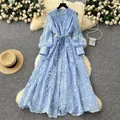 Robe longue élégante de style français bleu clair avec broderies et manches lanternes - S / Robes / Bleu
