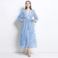 Élégante robe longue en dentelle bleu clair style français avec broderie et col en V - S / Robes / Bleu clair