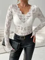 Haut élégant en dentelle blanche à col en V avec manches longues et bords festonnés - S / Hauts / Blanc