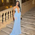 Vestido largo sexy de malla azul claro con cadenas metálicas y elegantes aberturas - S / Vestidos / Azul