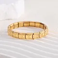Nahaufnahme eines vergoldeten Edelstahl-Italien-Charm-Armbands mit K-Gravur-Details. - Buchstabe K (BD-447)