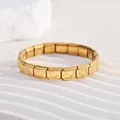Nahaufnahme des vergoldeten italienischen Charm-Armbands mit geprägtem Buchstaben L - Buchstabe L (BD-448)