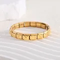 Nahaufnahme eines vergoldeten Edelstahl-Armbands im italienischen Modul-Stil mit N-Muster - Buchstabe N (BD-450)