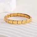 Nahaufnahme eines vergoldeten italienischen Charm-Armbands aus Edelstahl mit P-Gravur - Buchstabe P (BD-452)