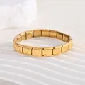 Nahaufnahme eines eleganten vergoldeten Edelstahlarmbandes mit T-Muster-Charms - Buchstabe T (BD-456)