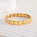 Nahaufnahme eines vergoldeten Edelstahl-Modulararmbands mit U-Muster. - Buchstabe U (BD-457)