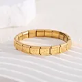 Detailansicht eines vergoldeten italienischen Bettelarmbands mit W-geprägten Gliedern - Buchstabe W (BD-459)
