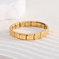 Detailaufnahme eines vergoldeten italienischen Charm-Armbands aus Edelstahl mit Y-Gravur - Buchstabe Y (BD-461)