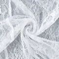 Vue détaillée du tissu de dentelle florale blanche avec un motif de maille translucide. - S / Robes / Blanc