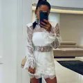 Robe courte élégante en dentelle blanche à manches longues avec détails transparents - S / Robes / Blanc