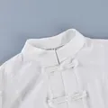Primer plano de una camisa blanca de cuello mandarín con botones de nudo chino - S / Tops / Blanco