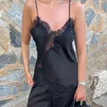 Elegante camisola de satén negro con encaje asimétrico y tirantes finos de moda - S / Tops / Negro