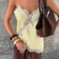 Elegante camisola amarilla con patchwork de encaje blanco asimétrico y acabado satinado - S / Tops / Amarillo