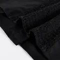 Makro-Detailansicht des elastisch gesmokten Stoffes an einem schwarzen schmalen Damentop - S / Oberteile / Schwarz