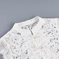 Vue détaillée d'un haut sans manches en dentelle florale blanche avec col officier et boutons. - S / Hauts / Blanc