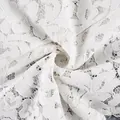 Vue macro montrant le motif floral complexe du détail du tissu en dentelle blanche. - S / Hauts / Blanc