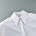 Vue macro détaillée du col blanc d'un chemisier de bureau professionnel pour femmes - S / Hauts / Blanc