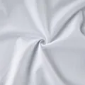Vue macro de la texture du tissu de chemise blanche douce soulignant la matière - S / Hauts / Blanc