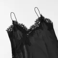 Gros plan d'une robe nuisette en satin noir élégante avec dentelle florale délicate - S / Robes / Noir