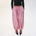 Lässige weite glänzende rosa Metallic-Haremshose für Damen mit bequemen Gummibündchen - S / Unterteile / Rosa