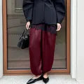 Elegante weinrote lockere Damenhose mit schwarzem Spitzenbesatz an der Taille - S / Unterteile / Burgunderrot