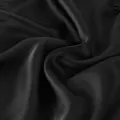 Gros plan sur un élégant tissu en satin noir avec de la dentelle délicate sur la robe - S / Robes / Noir