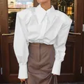 Zakelijke witte blouse met lange mouwen en schoudervullingen voor op het kantoor - S / Tops / Wit